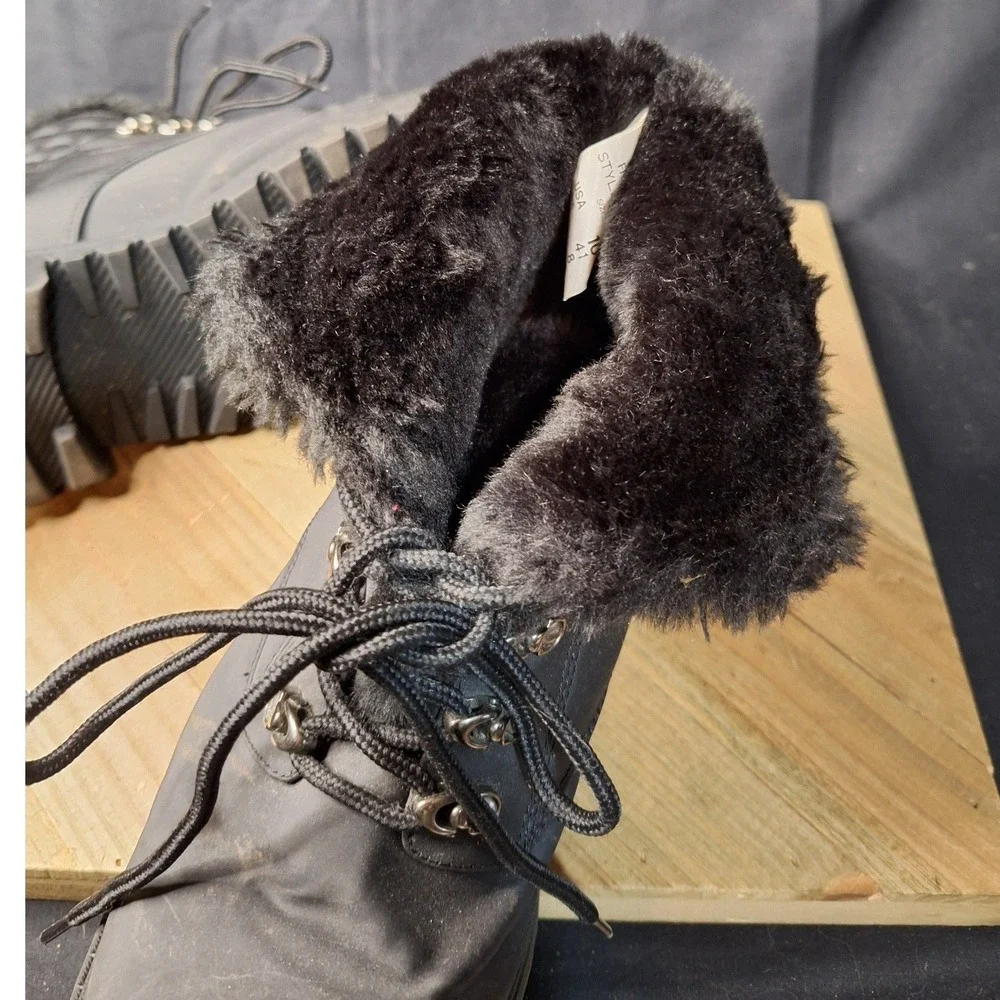 Khombu Black Quilted Faux Fur Lined Lace Up Winter Boots Lug Sole Womens size 10